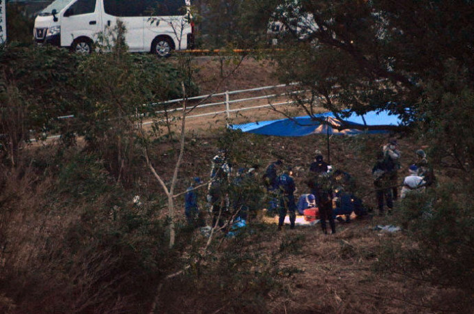 日本愛知縣一處河邊發現的行李箱藏屍案，調查人員在行李箱內發現中國籍女性的身份證。（網圖）