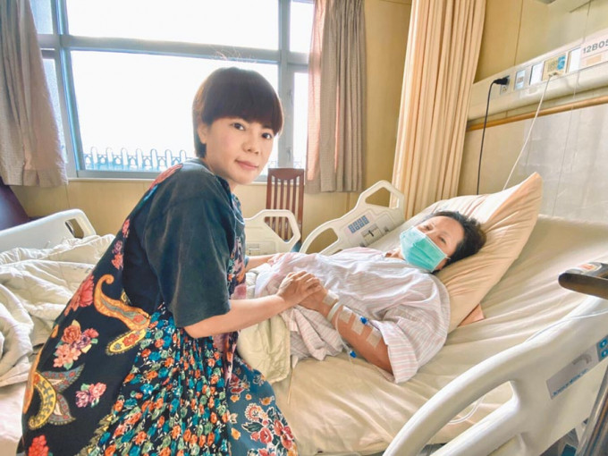 黃錦雯（左）連日來費心照顧因食物中毒住院中的媽媽。網上圖片