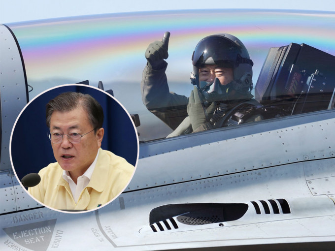南韩总统文在寅亲自乘坐南韩国产战机巡视领空。AP图片