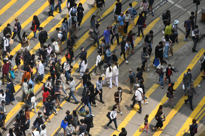 调查结果显示，七成一人认同须遵从全国人大的决定以完善香港选举制度。资料图片