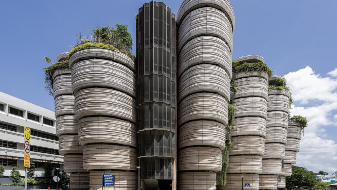 南洋理工大学（NTU）The Hive学习中心外型独特，2015年建成后成为校园地标。Wiki