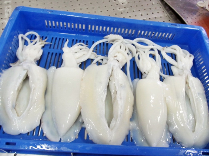 内地海关总署从一批印度进口冻墨鱼的包装样本中，验出对新冠病毒核酸呈阳性。示意图