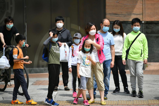 香港街市向學生派10萬個口罩。