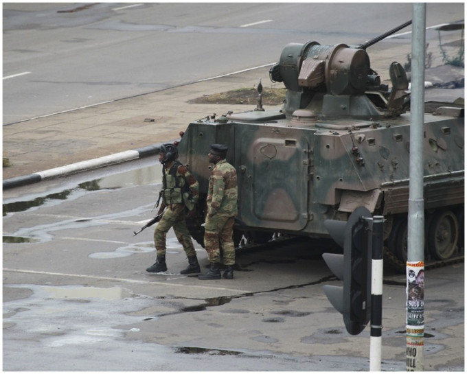 津巴布韋軍人及裝甲車封鎖了二前往主要政府辦公室。 AP