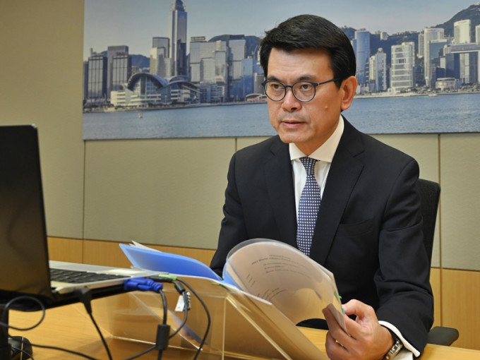 商务及经济发展局局长邱腾华出席网上研讨会，阐述香港营商环境。政府新闻处图片