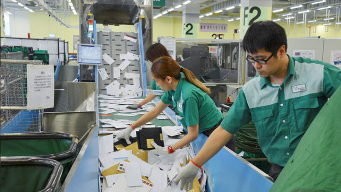 香港邮政表示，受英国罢工影响，寄往当地邮递服务延误。资料图片