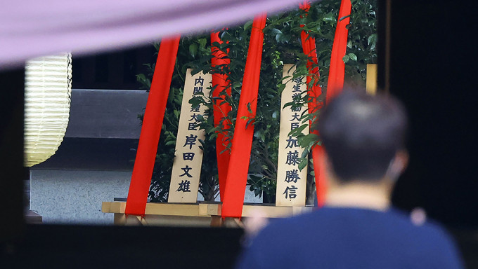 岸田文雄以首相名义向靖国神社献上祭品。AP