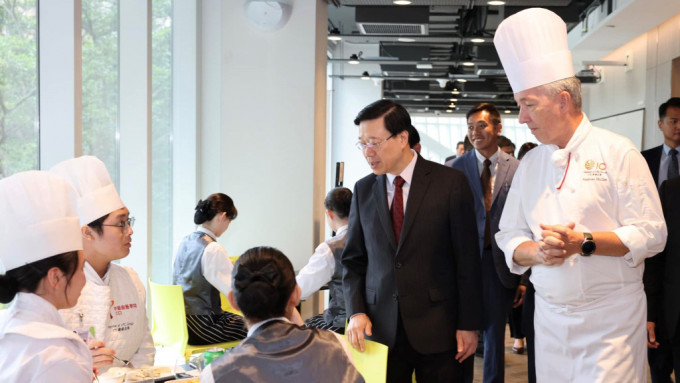 李家超今天(17日)到访国际厨艺学院，了解本地职业专才培训课程的最新发展和全球餐饮业新趋势。李家超FB图片