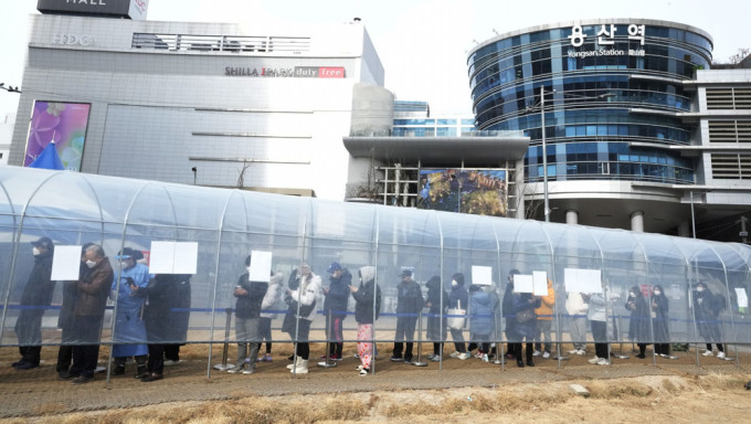 南韩单日增近5万宗确诊再创新高。AP图片