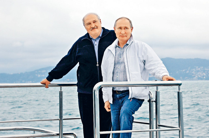普京和卢卡申科上周六在黑海游船河。