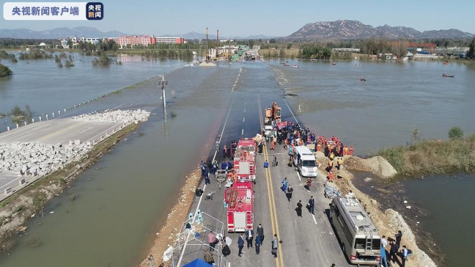 大橋被洪水淹沒。央視圖片