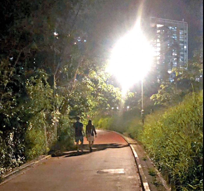 出现单车色魔的屯门湖山路灯光昏暗。