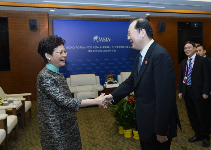 林郑月娥（左）与任学峰在会面前握手。新闻处图片