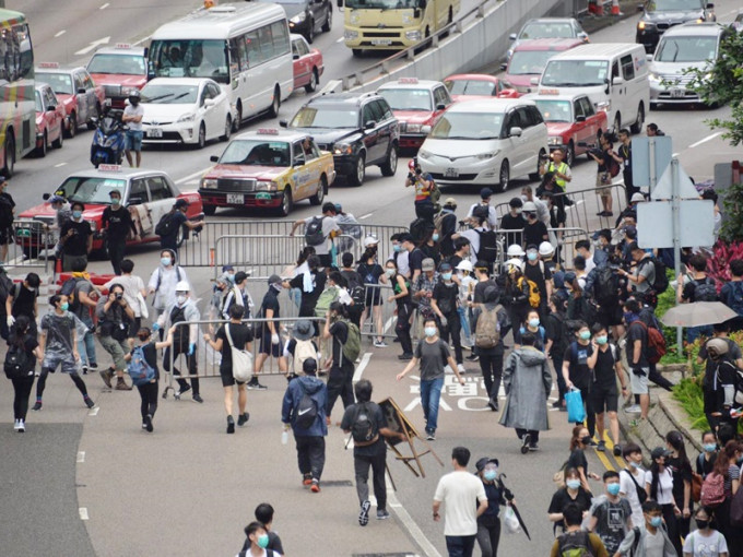 警方強烈譴責示威者衝出龍和道及夏慤道。