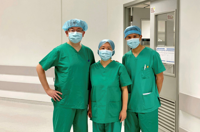 中大醫學院專家團隊包括外科學系教授吳兆文（左）、外科學系助理教授二葉香織（中）及麻醉及深切治療學系名譽臨床助理教授陳錦明。 中大提供