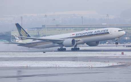 新航一架波音777-312ER客机准备从瑞士苏黎世机场起飞。路透社
