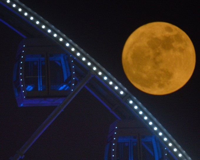 中秋夜11時23分月上中天，10月6日凌晨現滿月。資料圖片