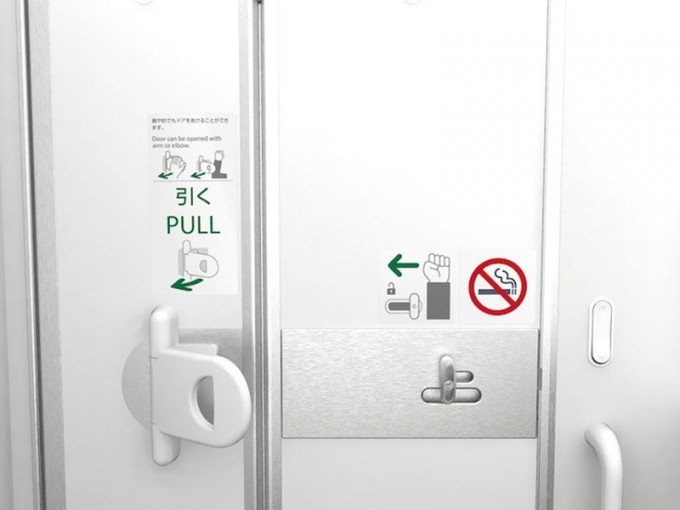 全日空設計新廁所旅客雙手不必再接觸門把。ANA