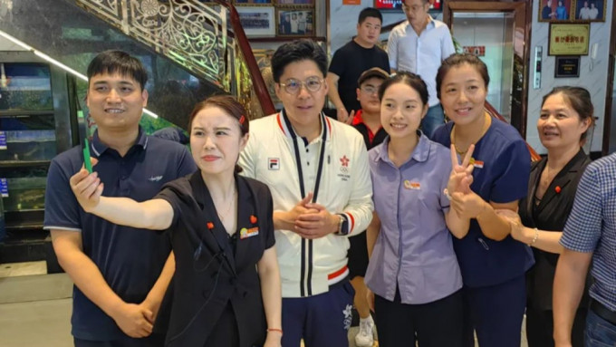 霍啟剛在杭州濱江一間飯店午膳時被「野生捕獲」，與員工合照。網上圖片