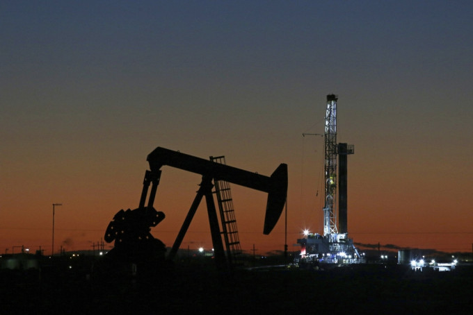 据报拜登将动用国家战略石油储备应对油价攀升。AP资料图片