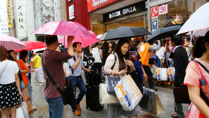 有內媒指在今年黃金周，中國人赴日旅遊並無想像那麼多。圖為中國遊客過去在日本購物情景。美聯社