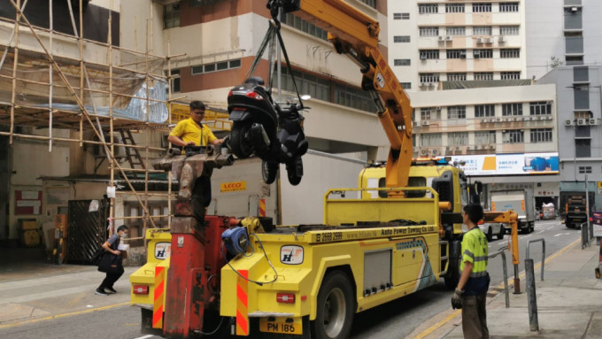 葵青警區一連兩日打擊交通違例 發838張罰款告票拖走5車。警方圖片