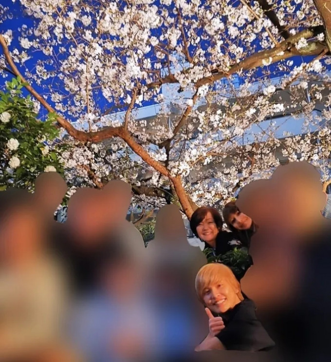 安倍妻子昭惠在東京都的櫻花樹下與多位友人聚會，被拍下了照片發到網上。(Twitter 圖片)