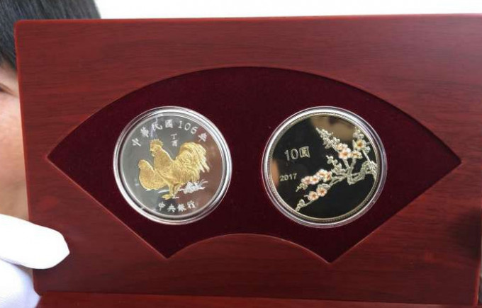 台湾纪念币（上）以「鸡」、「放天灯」及「梅花」作图。