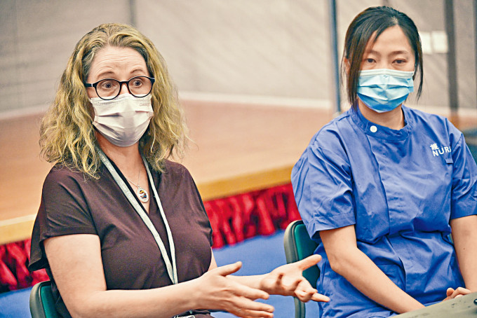 參與自選兼職計畫的醫生林淑慧（左）及護士盧秀玲（右）。