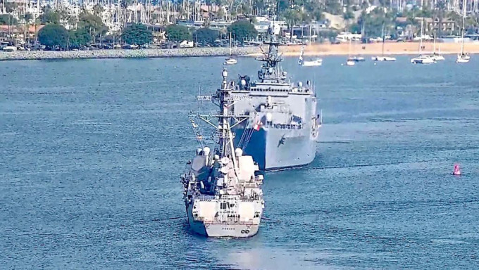 美国海军两艘战舰在加州圣迭戈湾几乎相撞。