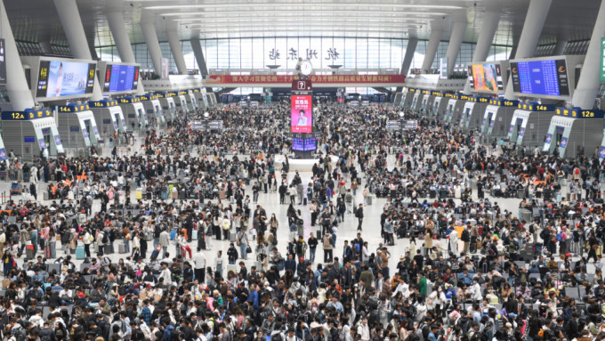 「五一」假期首日，浙江杭州迎來鐵路客流高峰。