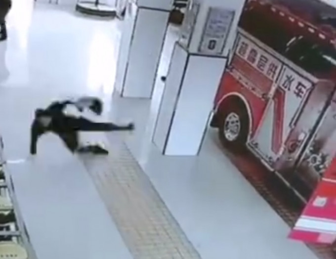 中國消防上載片段10秒內4位消防員摔倒。網上圖片