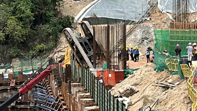 地盤吊機翻側，負責操作的男工受傷送院。林思明攝
