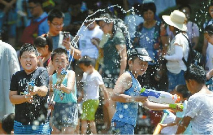 濟南泉城有小童玩水。網上圖片