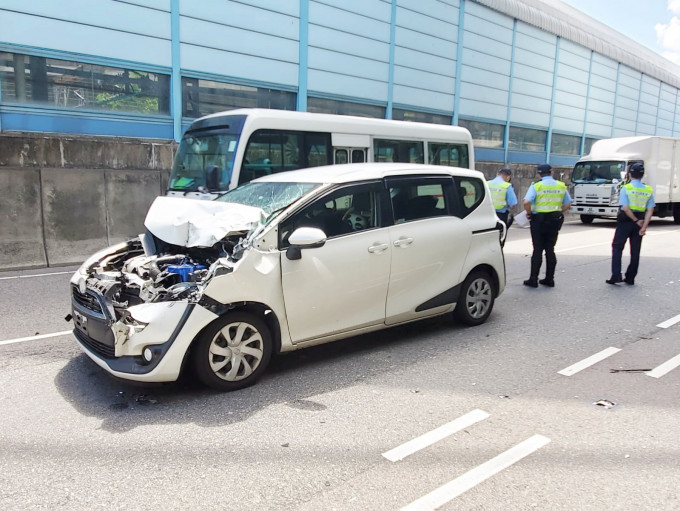 涉事私家車的車頭嚴重損毀。