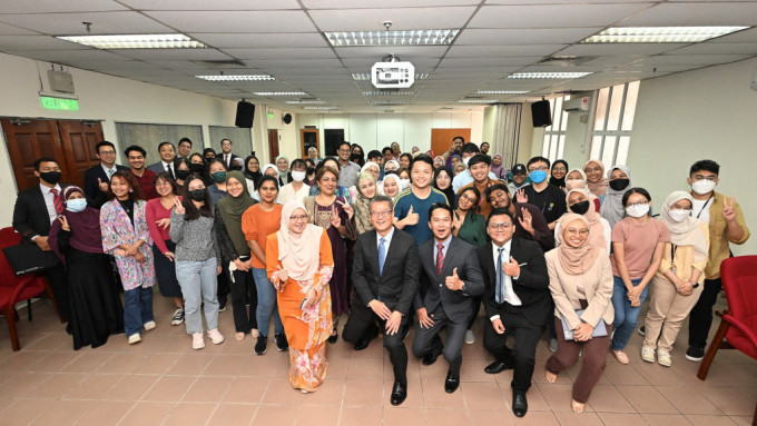 陳茂波在馬來西亞期間，向馬來亞大學學生介紹香港的最新發展機遇。陳茂波網誌圖片
