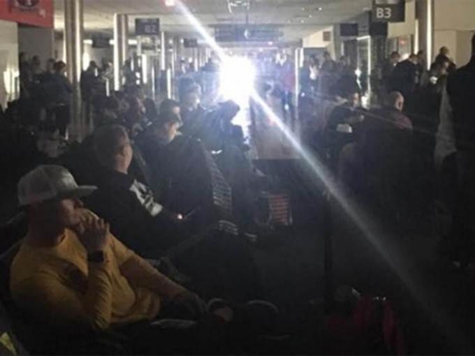 美國亞特蘭大國際機場突然停電。（互聯網圖片）