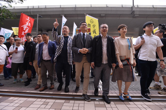 九子今於8時50分左右陸續抵達西九龍裁判法院。