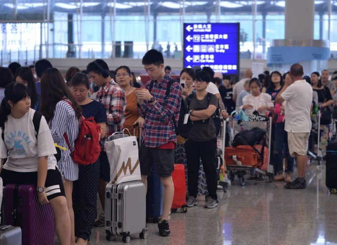 8月份機場轉機及過境旅客上升7%。