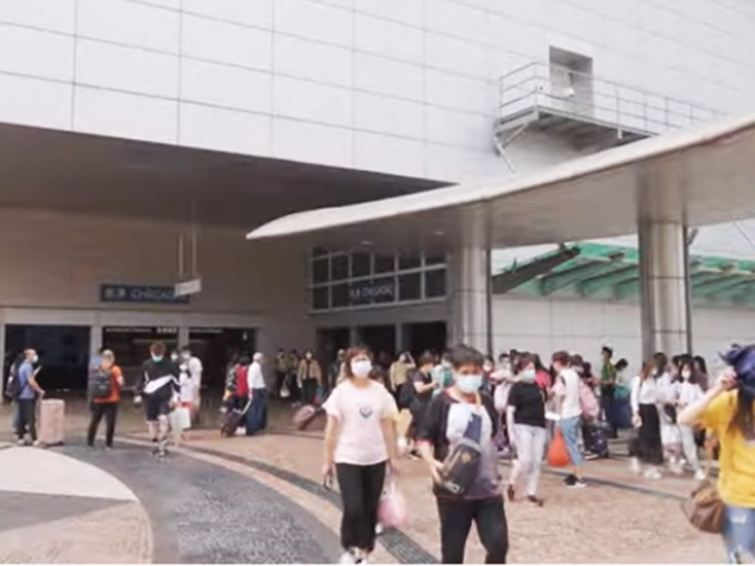 大批旅客经关闸入境。澳门新闻局影片截图