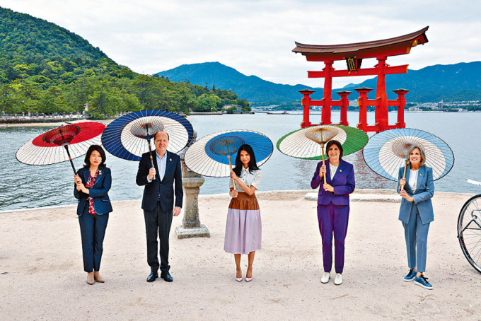 G7峰会领袖的配偶游广岛严岛神社。