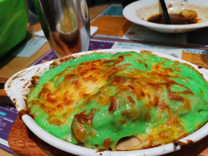网民叫的菠菜汁焗鸡扒呈现萤光绿色。facebook 「泰旅谷真好玩」群组相片