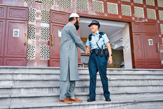 九龍清真寺首席教長Muhammad Arshad感謝女輔警鍾妮恩協助尋回兒子。