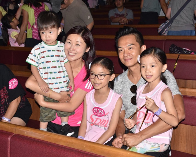 陳琪一家五口好幸福，所以她會鼓勵子女長大成人後生B。