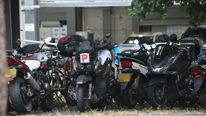 涉事電單車掛有「P牌」，被拖往大欖涌車輛檢驗中心。梁國峰攝