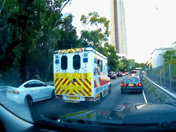 車輛非常合作地讓路給從後駛至的救護車，形成「摩西分紅海」式的奇景。影片截圖