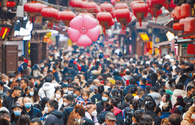 内地迎来防疫松绑后的首个春节黄金周，今年超过三点零八亿人次在国内旅游。
