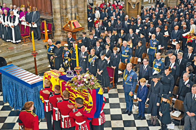 女皇靈柩周一在西敏寺舉行國葬儀式，英皇查理斯三世、皇儲威廉、哈里王子等皇室成員，及眾多賓客站立迎靈柩。