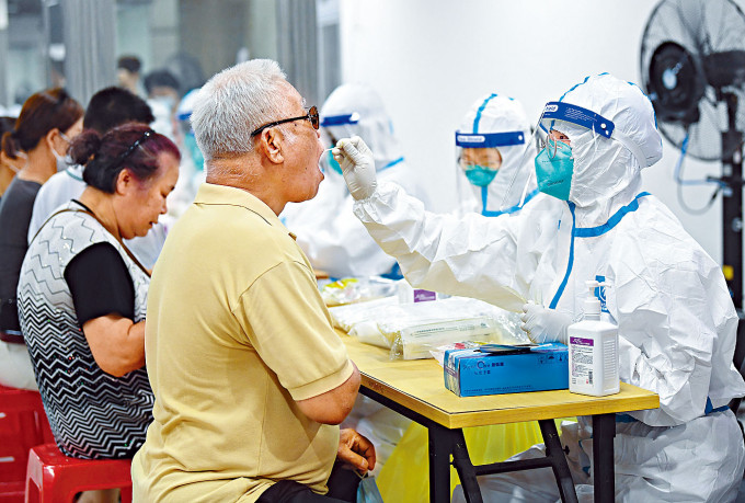 ■广州荔湾区展开全员核酸检测。