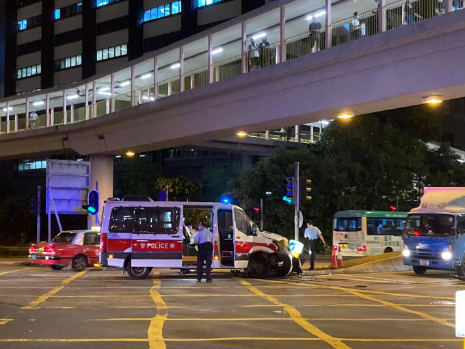 一辆的士与警车发生相撞。fb「香港突发事故报料区」Dennis Leung图片